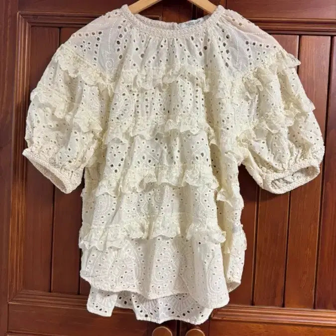 [SOLD OUT] 써스데이아일랜드 레이스 펀칭 퍼프 블라우스