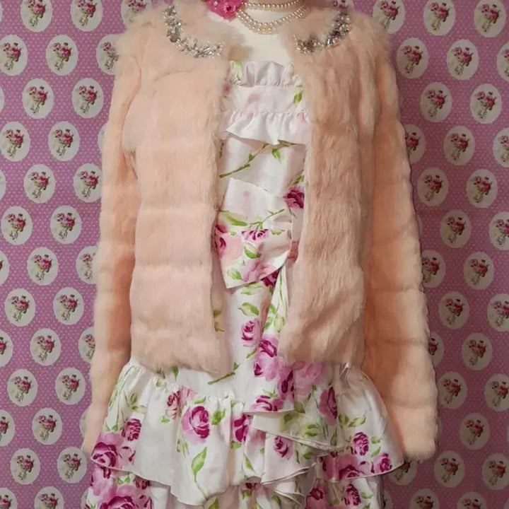 [BUNJANG] EmiriaWiz Pink Neckline Bijou Rabbit Fur Short Jacket / 에미리아위즈 핑크 네크라인 비쥬 쥬얼리 래빗 숏 퍼 토끼털 자켓