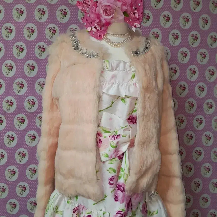 [BUNJANG] EmiriaWiz Pink Neckline Bijou Rabbit Fur Short Jacket / 에미리아위즈 핑크 네크라인 비쥬 쥬얼리 래빗 숏 퍼 토끼털 자켓