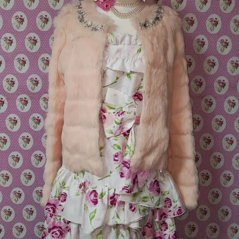 [BUNJANG] EmiriaWiz Pink Neckline Bijou Rabbit Fur Short Jacket / 에미리아위즈 핑크 네크라인 비쥬 쥬얼리 래빗 숏 퍼 토끼털 자켓