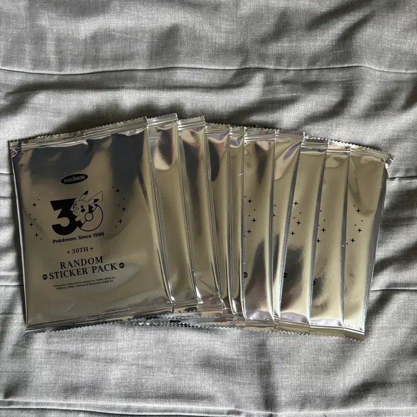 [SOLD OUT] 미개봉 10장) 포켓몬 30주년 로고 랜덤 스티커 성수 올리브영 가챠