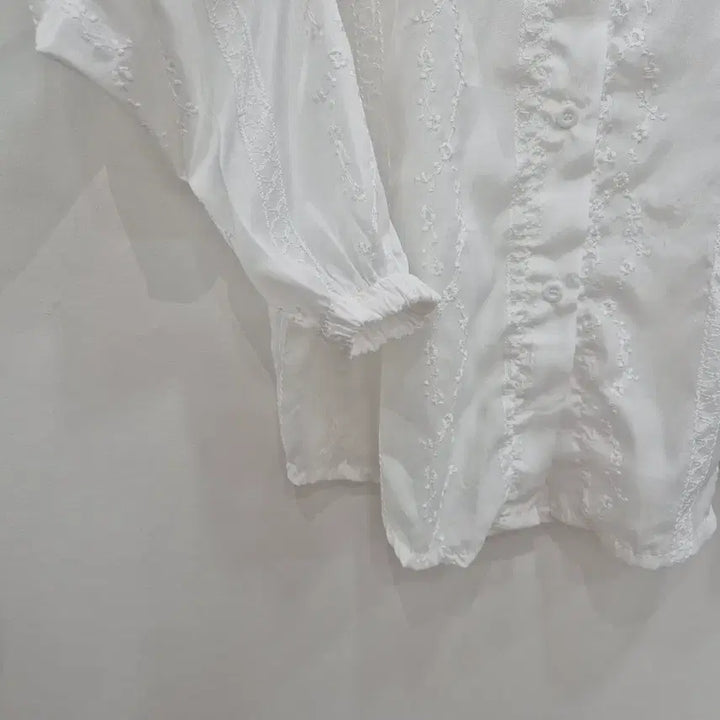 [BUNJANG] White Eyelet Embroidered Hoodie Shirt / 화이트 아일렛 후드 셔츠
