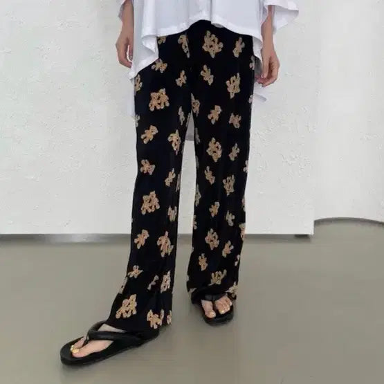[BUNJANG] Bear Pattern Pleated Banding Pants Black / [쇼핑몰 재고정리 특가 / 마지막수량] 곰돌이 플리츠 밴딩팬츠 블랙 /