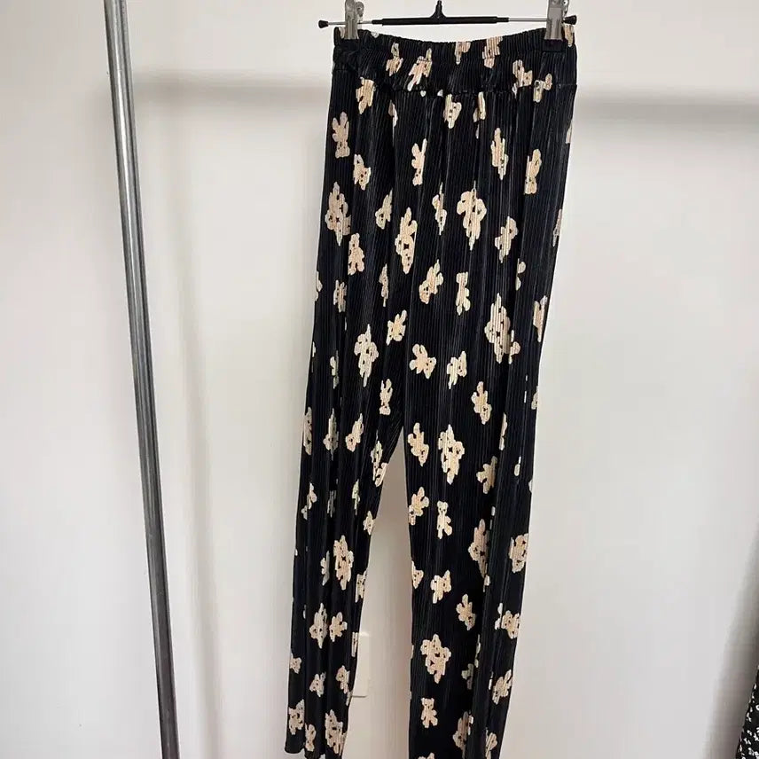 [BUNJANG] Bear Pattern Pleated Banding Pants Black / [쇼핑몰 재고정리 특가 / 마지막수량] 곰돌이 플리츠 밴딩팬츠 블랙 /
