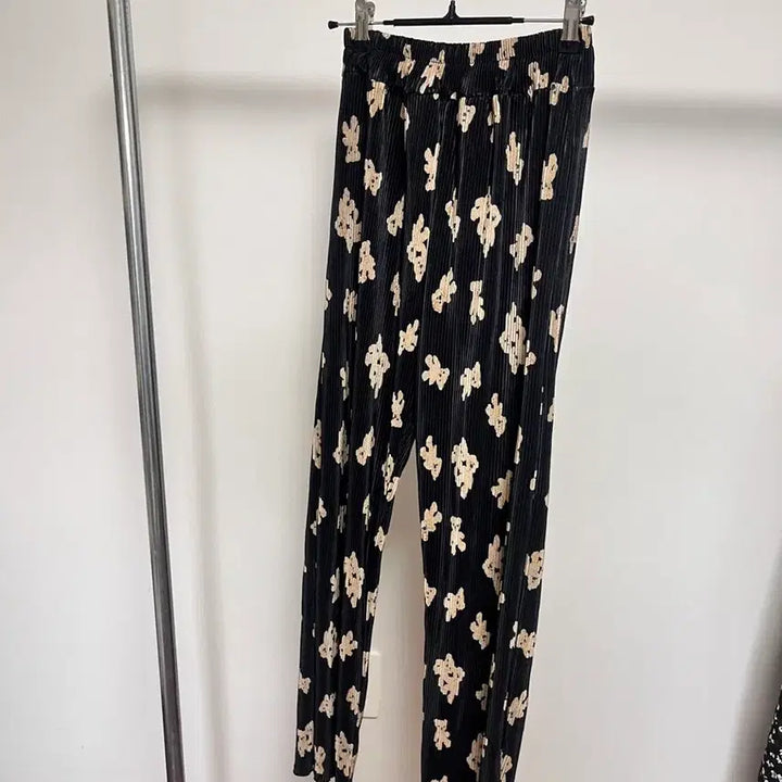 [BUNJANG] Bear Pattern Pleated Banding Pants Black / [쇼핑몰 재고정리 특가 / 마지막수량] 곰돌이 플리츠 밴딩팬츠 블랙 /