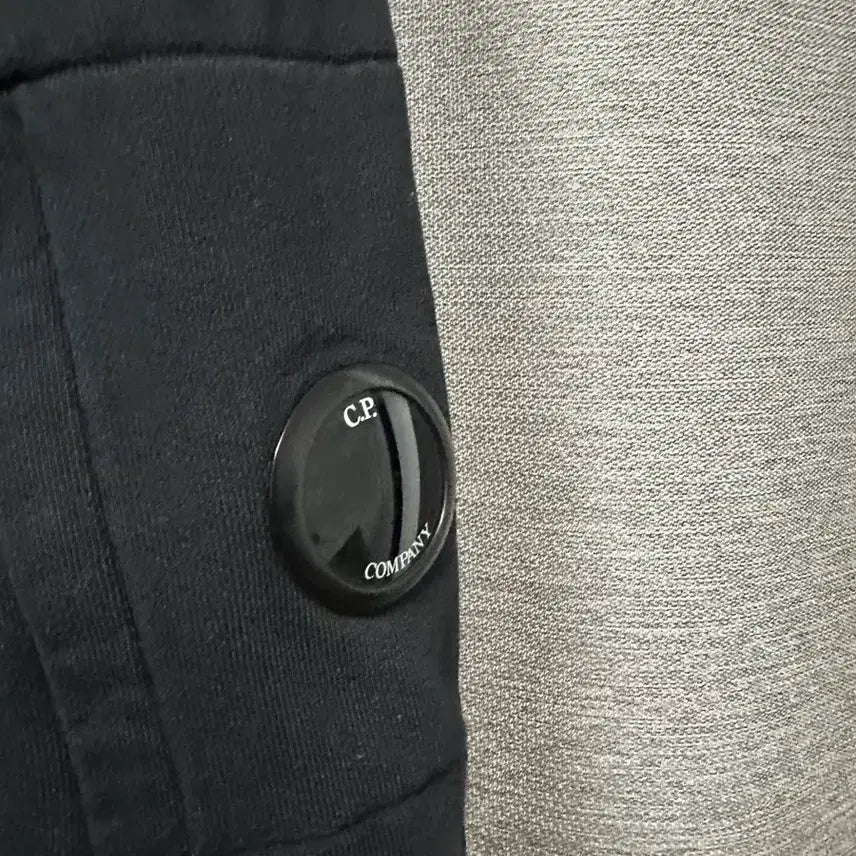 [BUNJANG] CP Company Lens Applique Sweatshirt Black XL / CP컴퍼니 렌즈와펜 맨투맨 블랙 (XL)