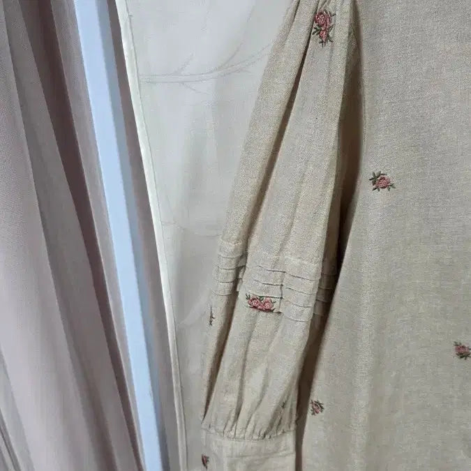 [BUNJANG] Embroidered Floral Blouse (Free Size) / 예쁜자주블라우스(free)