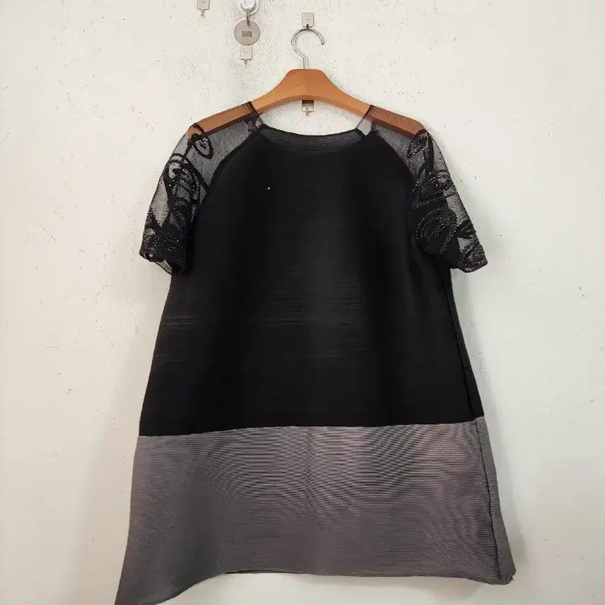 [BUNJANG] Pleats Black/Gray Lace Short Sleeve Top / 플리츠블랙/회색 레이스 반팔