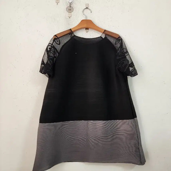 [BUNJANG] Pleats Black/Gray Lace Short Sleeve Top / 플리츠블랙/회색 레이스 반팔