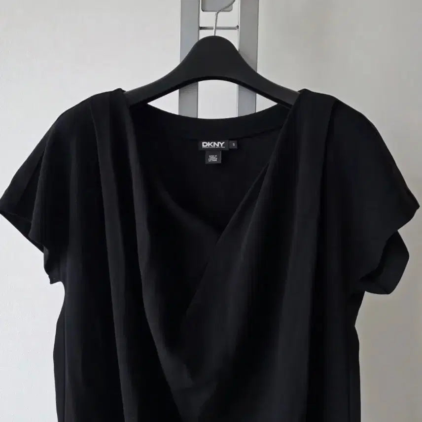 [BUNJANG] DKNY V-Neck Shirring Spandex Blouse / DKNY V넥 셔링 스판 티 블라우스-66(새상급)
