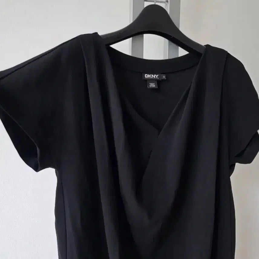 [BUNJANG] DKNY V-Neck Shirring Spandex Blouse / DKNY V넥 셔링 스판 티 블라우스-66(새상급)
