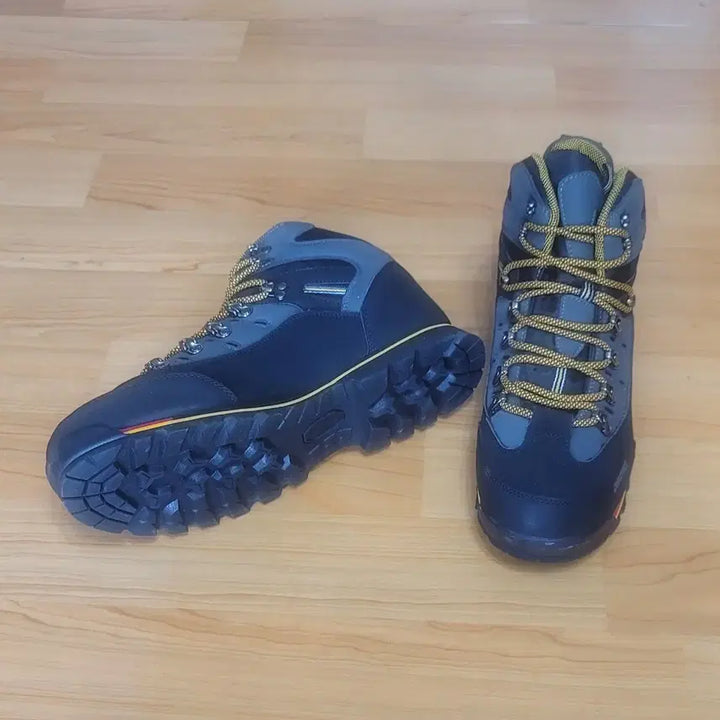 [BUNJANG] New High-Quality Hiking Boots Trekking Shoes - Navy/Grey, Size 275 / 새제품 고품질 등산화 트레킹화