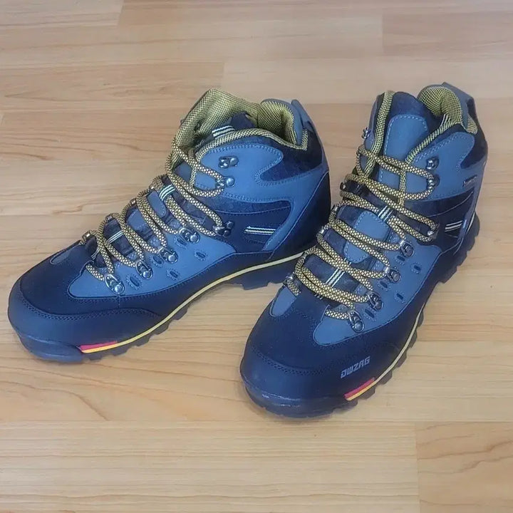 [BUNJANG] New High-Quality Hiking Boots Trekking Shoes - Navy/Grey, Size 275 / 새제품 고품질 등산화 트레킹화