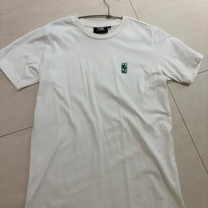 [BUNJANG] NBA Small Logo Embroidered T-Shirt White / NBA 스몰로고 자수 화이트 반팔티 S