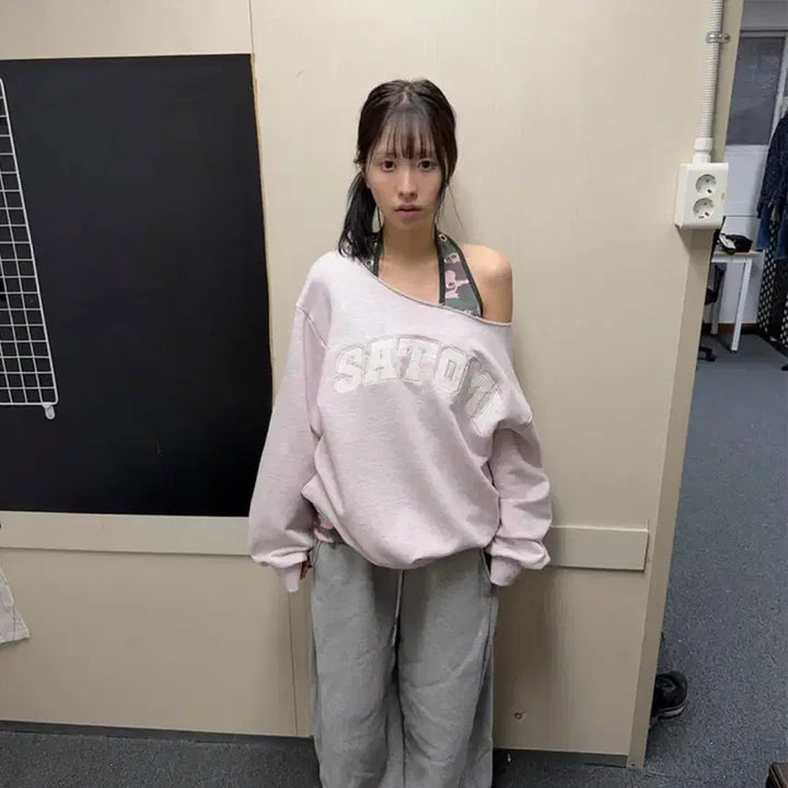 [BUNJANG] Satomiradio One Shoulder Patchwork Sweatshirt / 사토미라디오 맨투맨 one shoulder patchwork MTM