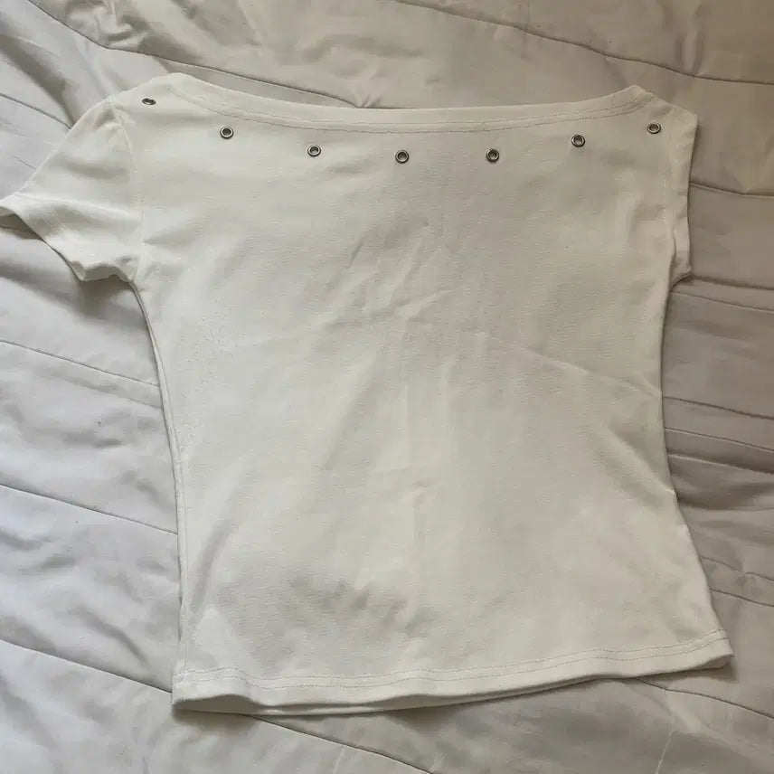 [BUNJANG] Punch Eyelet Off-Shoulder Short-Sleeve T-Shirt / 펀칭 아일렛 원 오프숄더 반팔 티셔츠