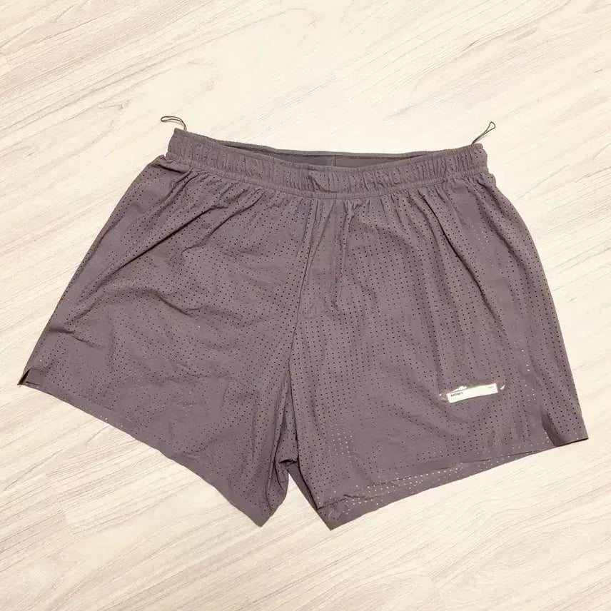 [BUNJANG] Satisfy Space 0.5 Inch Taupe Shorts / 새티스파이(satisfy) space 0 5인치 반바지