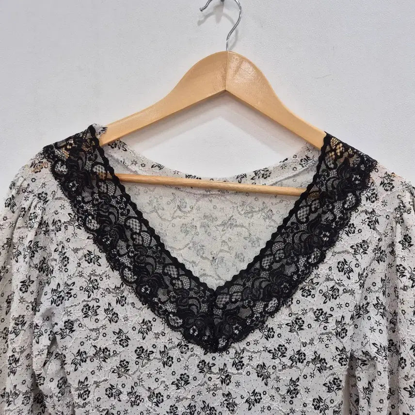 [BUNJANG] Floral Lace Long Sleeve Blouse / 플라워 레이스 긴팔 블라우스