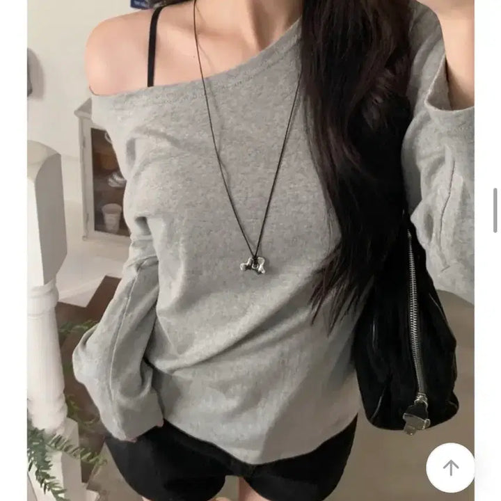 [BUNJANG] Aveil Off-Shoulder T-Shirt / 에이블리 오프숄더 티셔츠