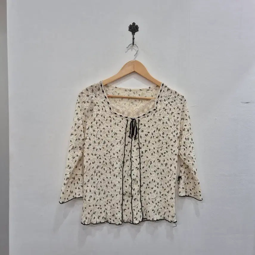 [BUNJANG] Ivory Lace Blouse with 3/4 Sleeves / 아이보리 레이스 블라우스 칠부 소매