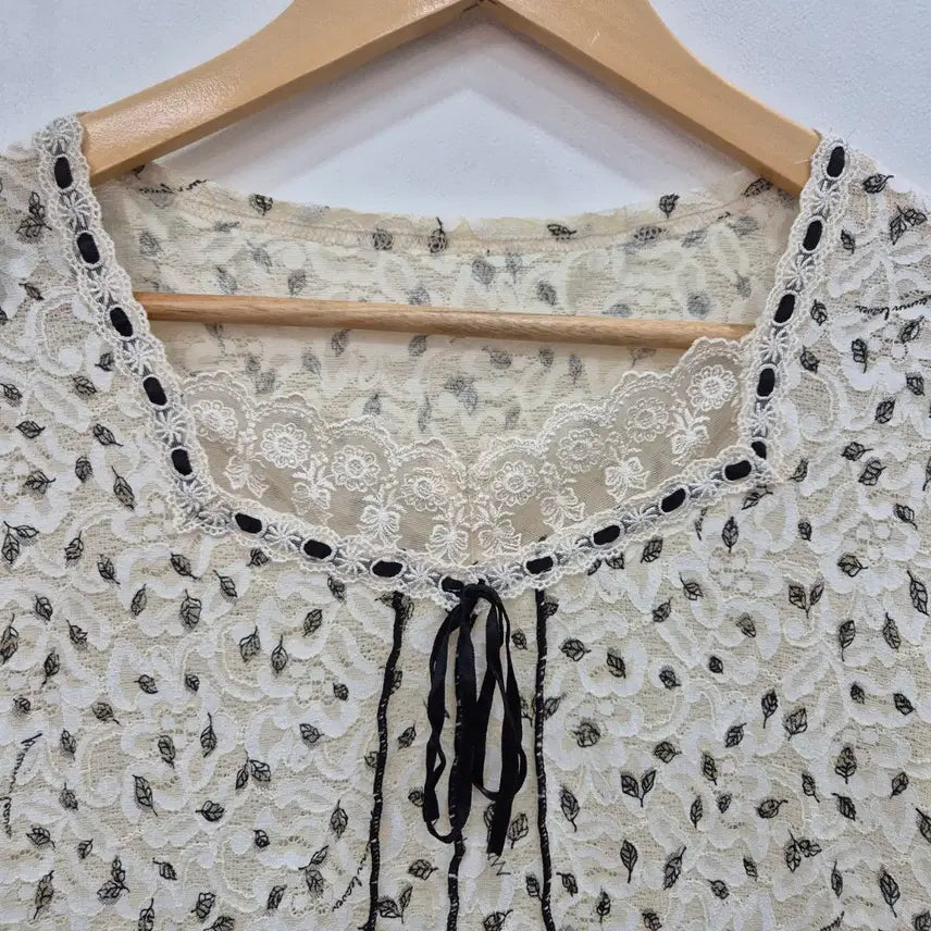 [BUNJANG] Ivory Lace Blouse with 3/4 Sleeves / 아이보리 레이스 블라우스 칠부 소매