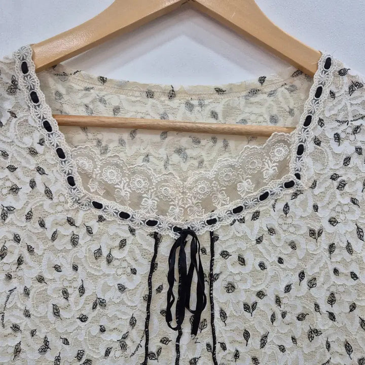 [BUNJANG] Ivory Lace Blouse with 3/4 Sleeves / 아이보리 레이스 블라우스 칠부 소매