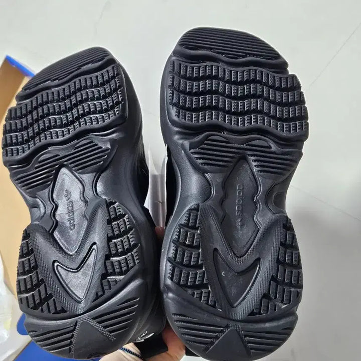 [BUNJANG] Adidas Ozgaia IG6045 Black 240mm Sneakers / 아디다스 오즈가이아 블랙 240