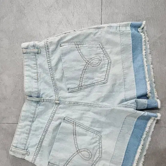 [BUNJANG] Lucky Chouette Light Wash Denim Shorts / 럭키슈에뜨 연청 데님 반바지