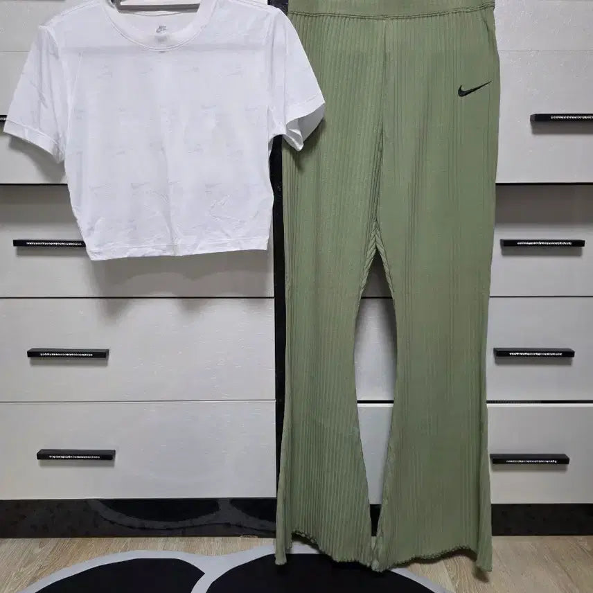 [BUNJANG] Nike Cropped T-Shirt &amp; Ribbed Bootcut Pants Set / 나이키 크롭 반팔티 + 골지 부츠컷 팬츠 세트