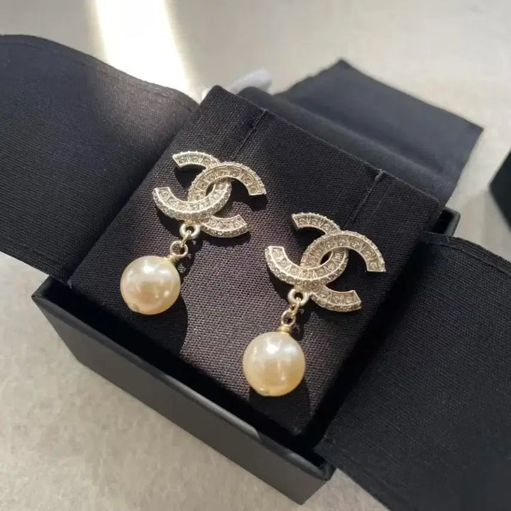 [BUNJANG] Chanel CC Logo Pearl Earrings / 샤넬 CC 로고 진주 귀걸이