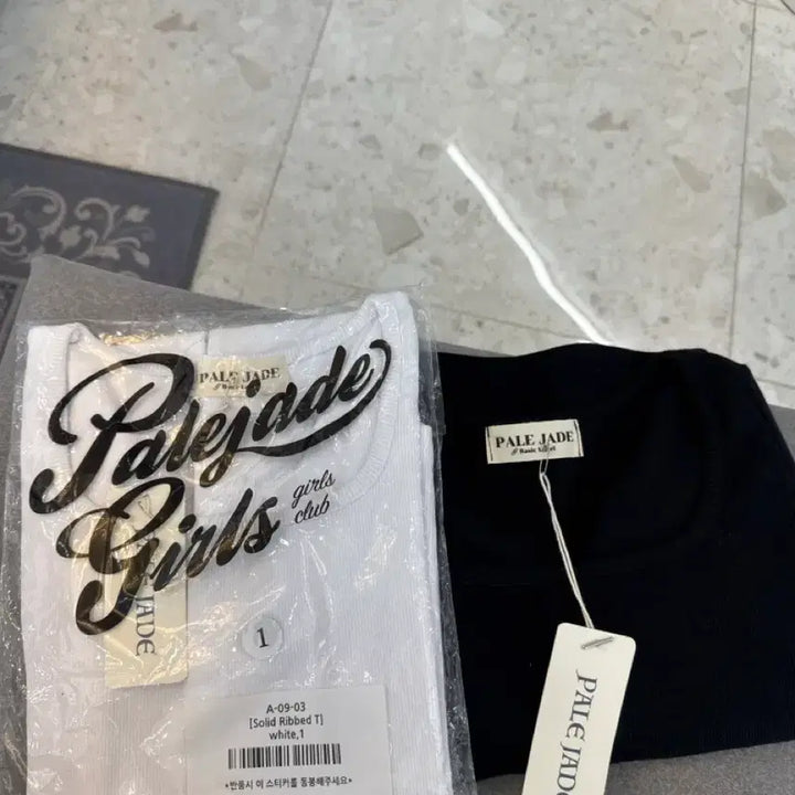 [BUNJANG] Pale Jade Solid Tee Black White Size 1 / 페일제이드 솔리드 티 블랙 화이트 1사이즈