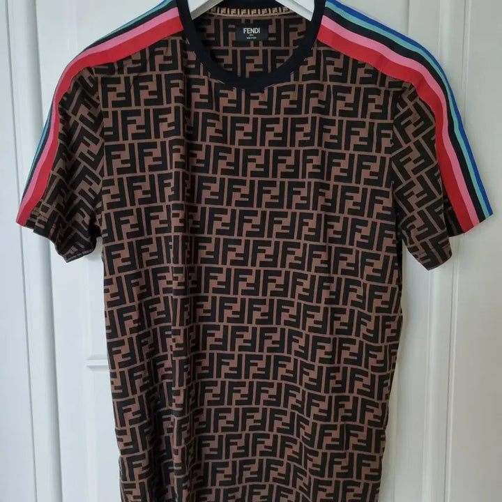 [BUNJANG] Fendi Side Rainbow Short Sleeve T-Shirt / 펜디 사이드 레인보우 반팔 티셔츠 l