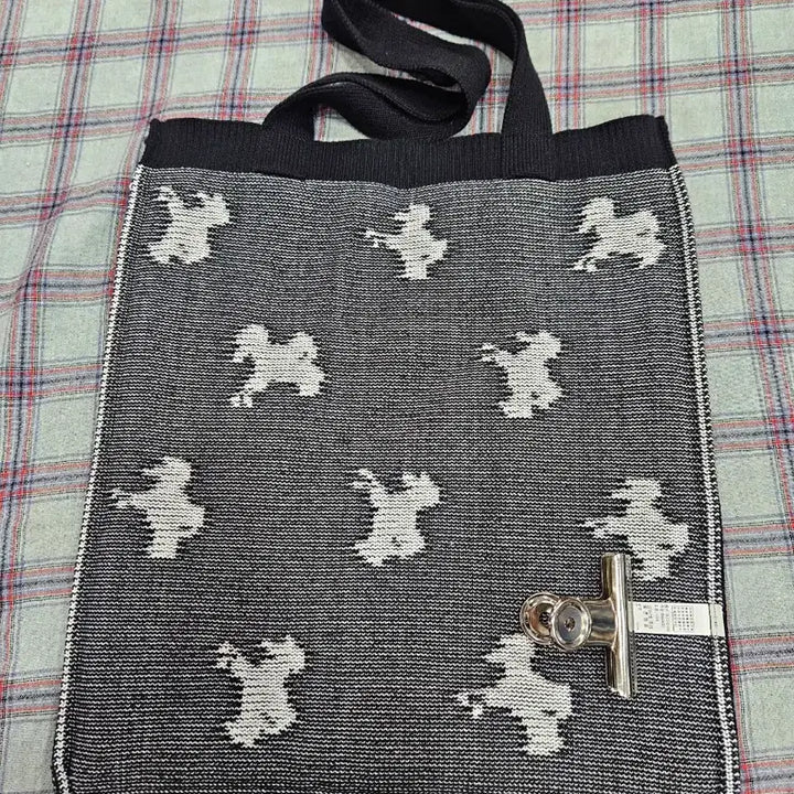 [BUNJANG] Louis Castel Knit Dachshund Pattern Tote Bag / 루이까스텔 도톰 면니트 토드백