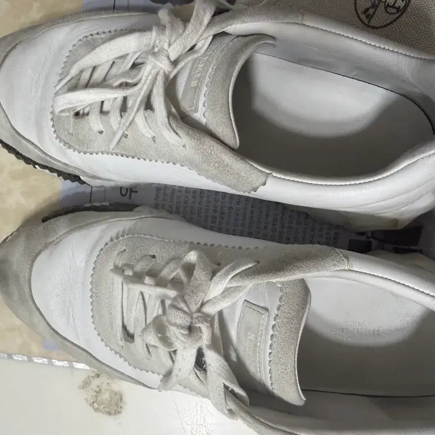 [BUNJANG] Hermès Bouncing H Sneakers 43 - Extra Laces &amp; Dust Bag / 에르메스 바운싱 H 정품 여분줄 43사이즈