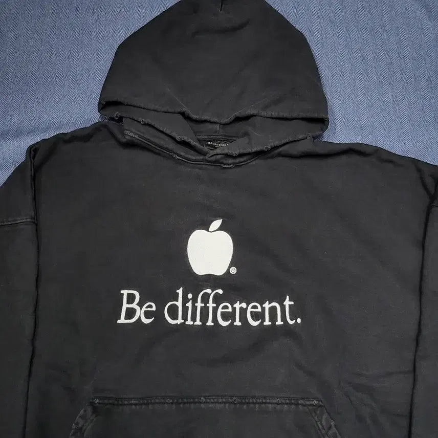 [BUNJANG] Balenciaga 22FW Apple Hoodie / 발렌시아가 22fw 애플 후드티 (1)