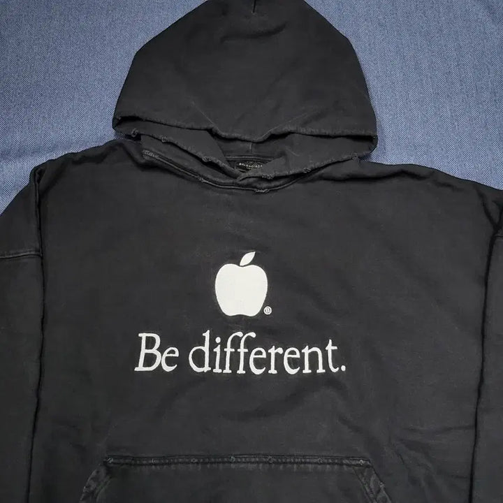 [BUNJANG] Balenciaga 22FW Apple Hoodie / 발렌시아가 22fw 애플 후드티 (1)