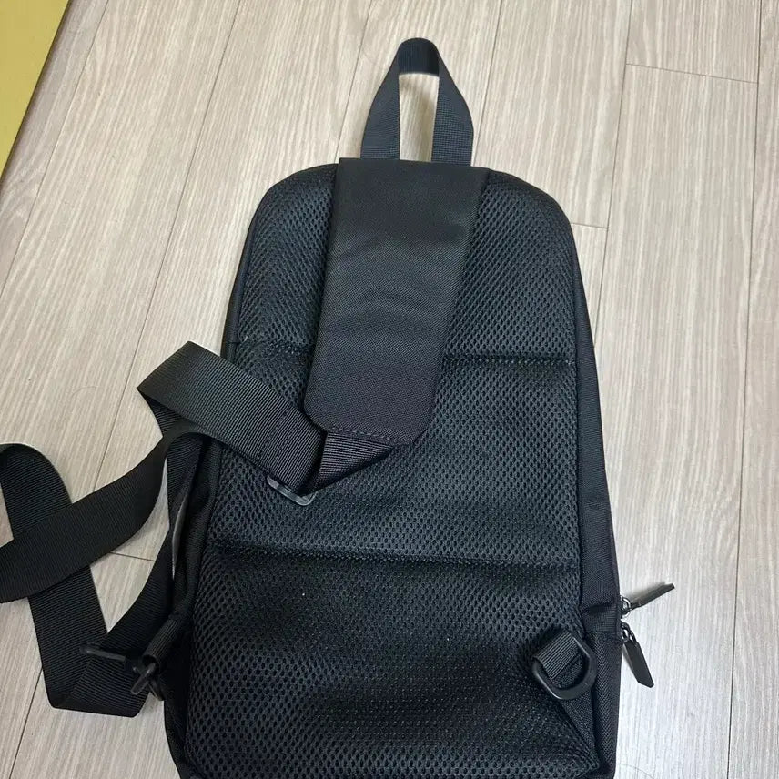 [BUNJANG] National Geographic Big Logo Sling Bag / 내셔널지오그래픽 빅로고 슬링백