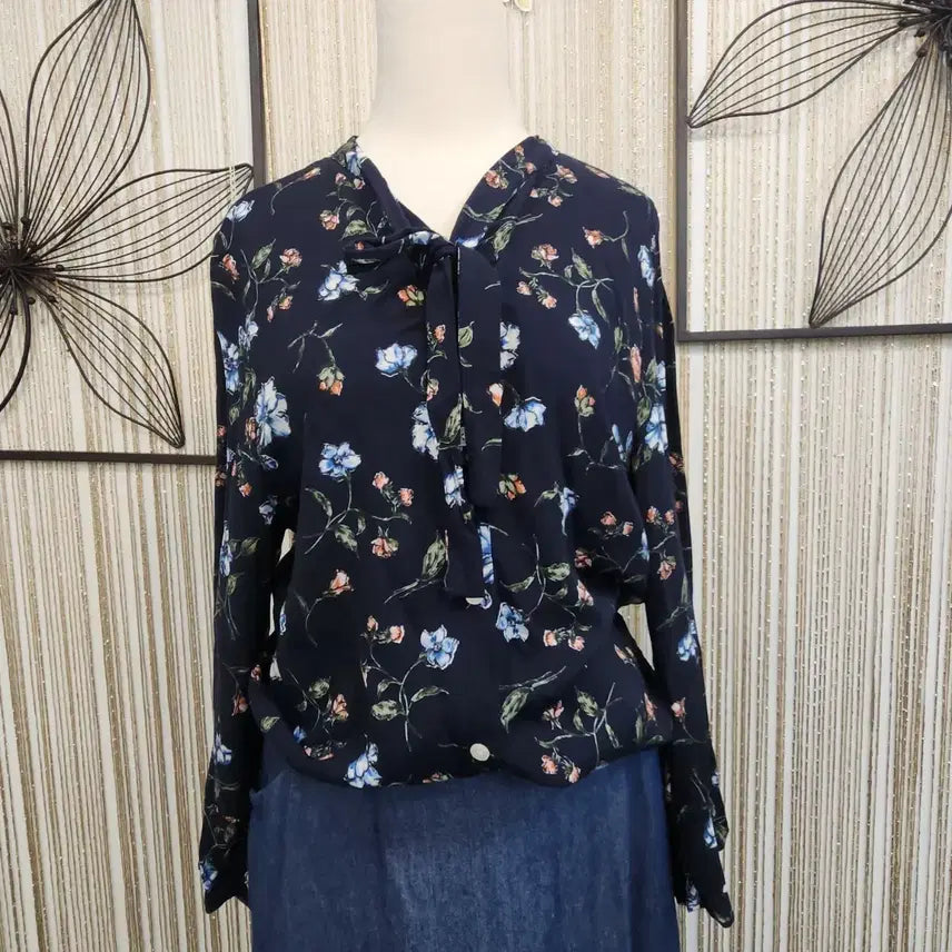 [SOLD OUT] 체스트컬트90사이즈 플라워 패턴 리본 블라우스 네이비