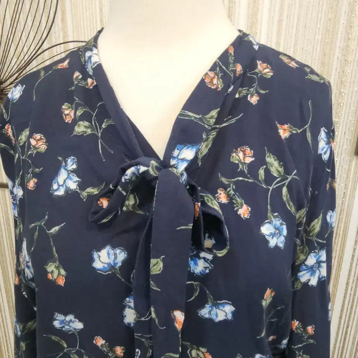 [SOLD OUT] 체스트컬트90사이즈 플라워 패턴 리본 블라우스 네이비