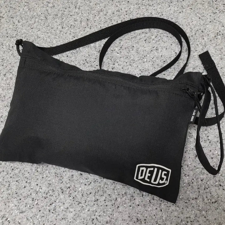 [BUNJANG] Deus Ex Machina Seoul Helinox Sacoche Bag (Black) / 데우스 엑스마키나 서울 헬리녹스 샤코슈백 (블랙)