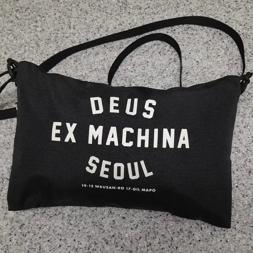 [BUNJANG] Deus Ex Machina Seoul Helinox Sacoche Bag (Black) / 데우스 엑스마키나 서울 헬리녹스 샤코슈백 (블랙)