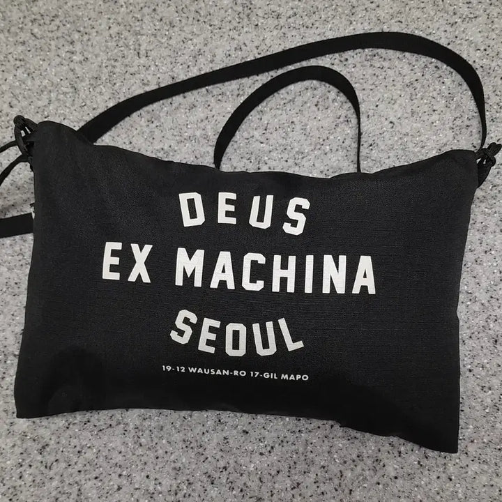 [BUNJANG] Deus Ex Machina Seoul Helinox Sacoche Bag (Black) / 데우스 엑스마키나 서울 헬리녹스 샤코슈백 (블랙)