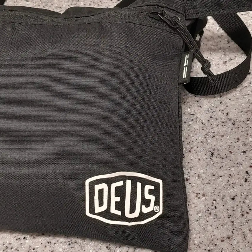 [BUNJANG] Deus Ex Machina Seoul Helinox Sacoche Bag (Black) / 데우스 엑스마키나 서울 헬리녹스 샤코슈백 (블랙)