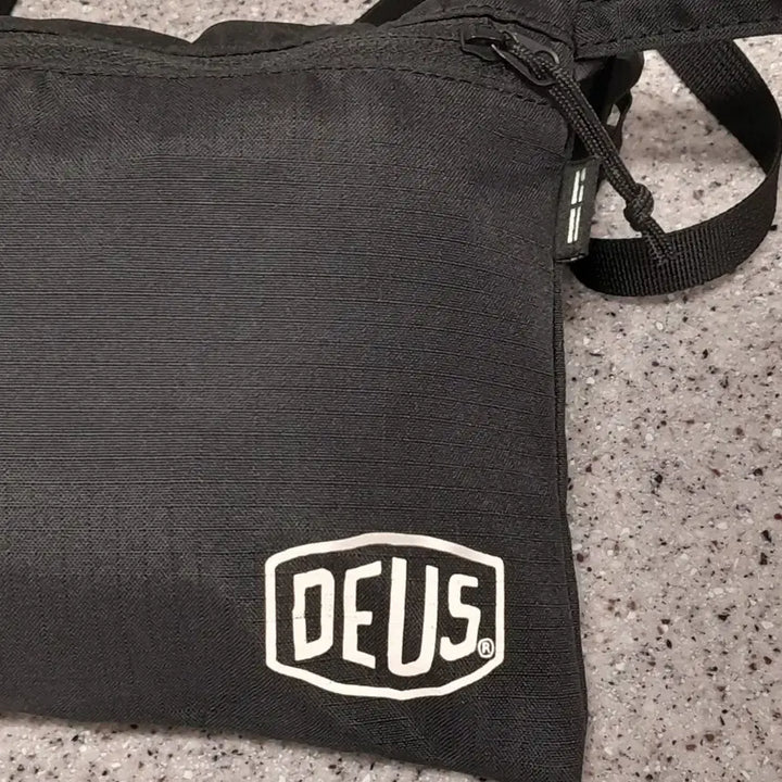 [BUNJANG] Deus Ex Machina Seoul Helinox Sacoche Bag (Black) / 데우스 엑스마키나 서울 헬리녹스 샤코슈백 (블랙)