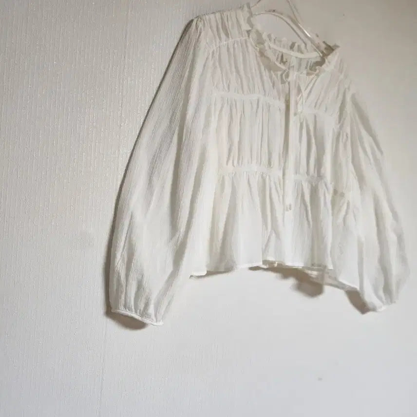 [BUNJANG] LITER Lace Shirring Semi-Crop Blouse / LITER리터 레이스셔링 세미크롭 오버핏 블라우스55
