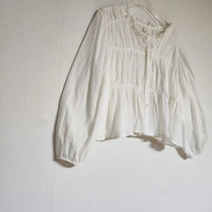 [BUNJANG] LITER Lace Shirring Semi-Crop Blouse / LITER리터 레이스셔링 세미크롭 오버핏 블라우스55