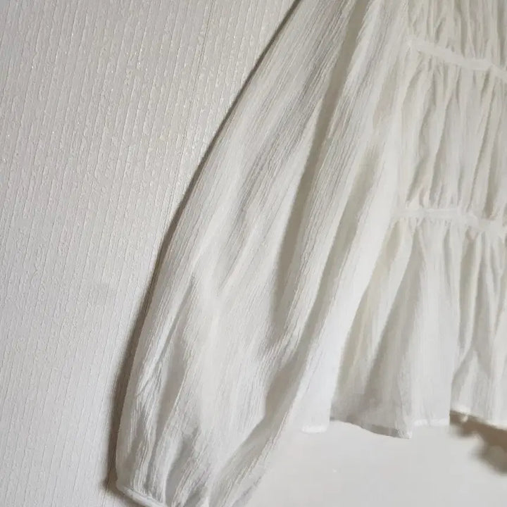 [BUNJANG] LITER Lace Shirring Semi-Crop Blouse / LITER리터 레이스셔링 세미크롭 오버핏 블라우스55