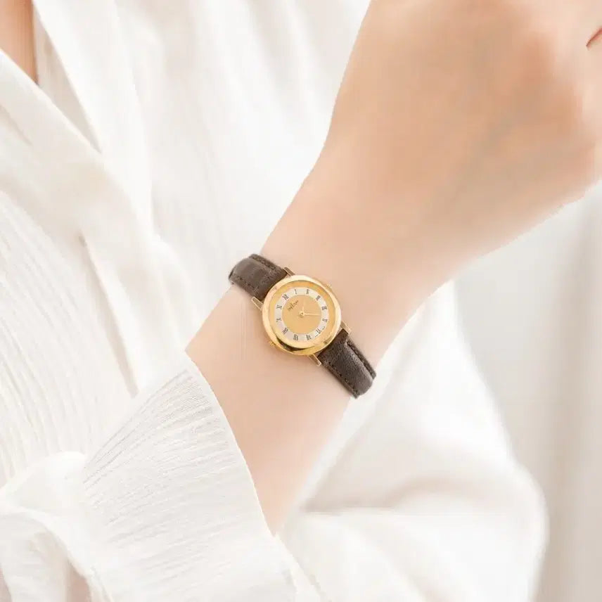 [BUNJANG] Burberry Gold Tone Mother of Pearl Dial Leather Strap Watch / 버버리 금장 가죽 시계 빈티지 Burberry