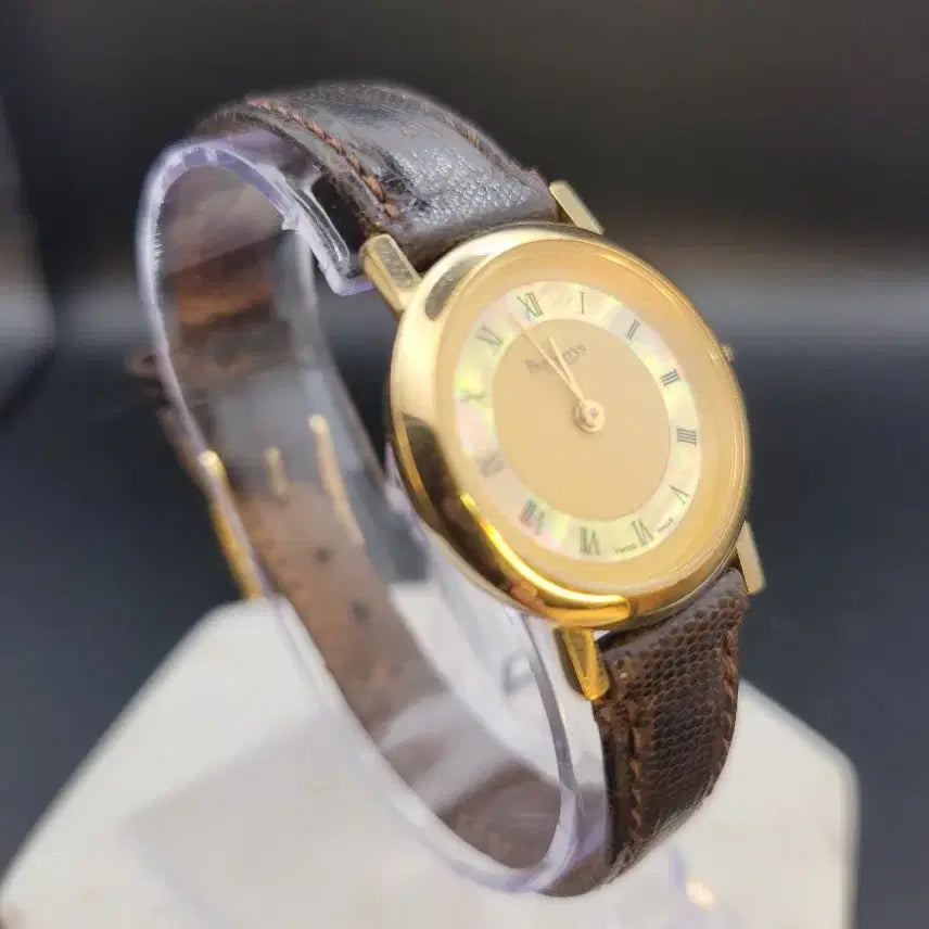 [BUNJANG] Burberry Gold Tone Mother of Pearl Dial Leather Strap Watch / 버버리 금장 가죽 시계 빈티지 Burberry