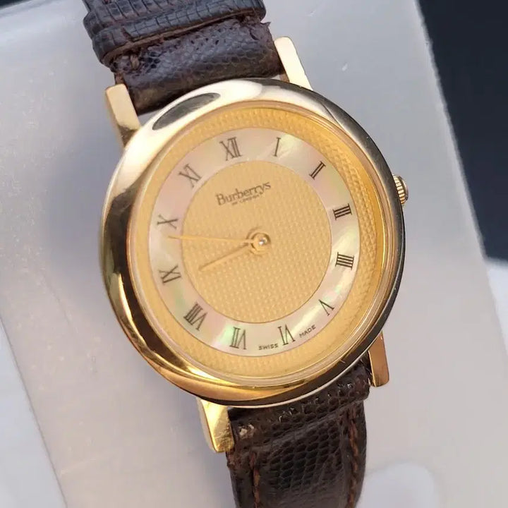 [BUNJANG] Burberry Gold Tone Mother of Pearl Dial Leather Strap Watch / 버버리 금장 가죽 시계 빈티지 Burberry